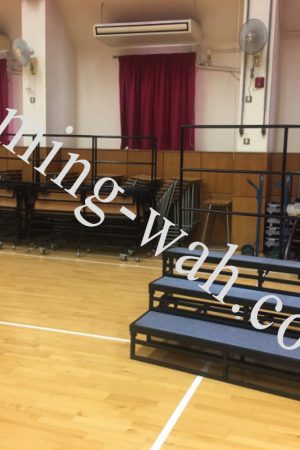 MW-104	 鉛水鐵框架焗黑色油漆鋪地毯摺疊梯級