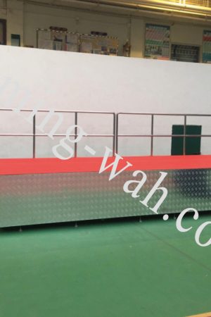 MW-108  鉛水鐵框架封花鋁板及鋪地毯企臺及梯級